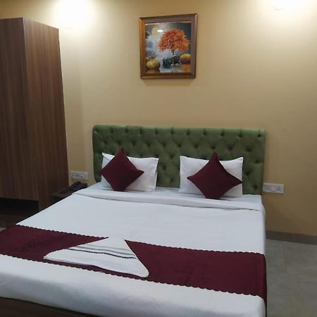 Limewood Stay - Near Golf Course Road Ґурґаон Екстер'єр фото