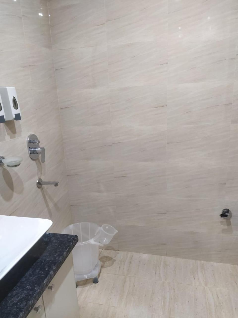 Limewood Stay - Near Golf Course Road Ґурґаон Екстер'єр фото