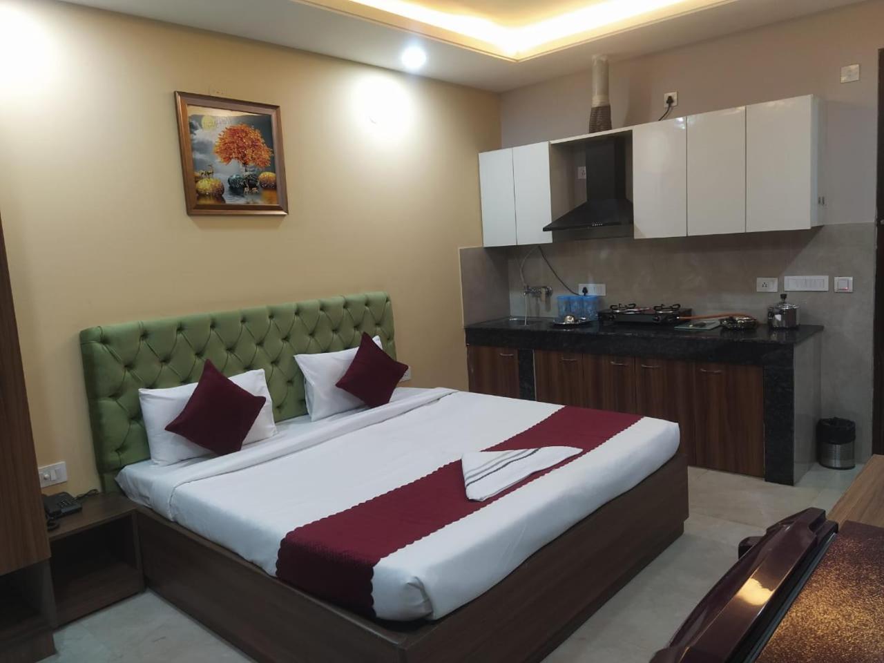 Limewood Stay - Near Golf Course Road Ґурґаон Екстер'єр фото