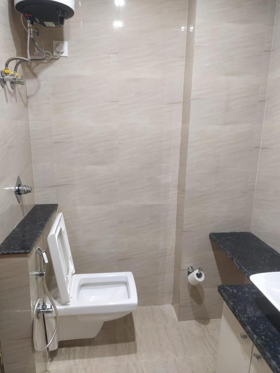Limewood Stay - Near Golf Course Road Ґурґаон Екстер'єр фото